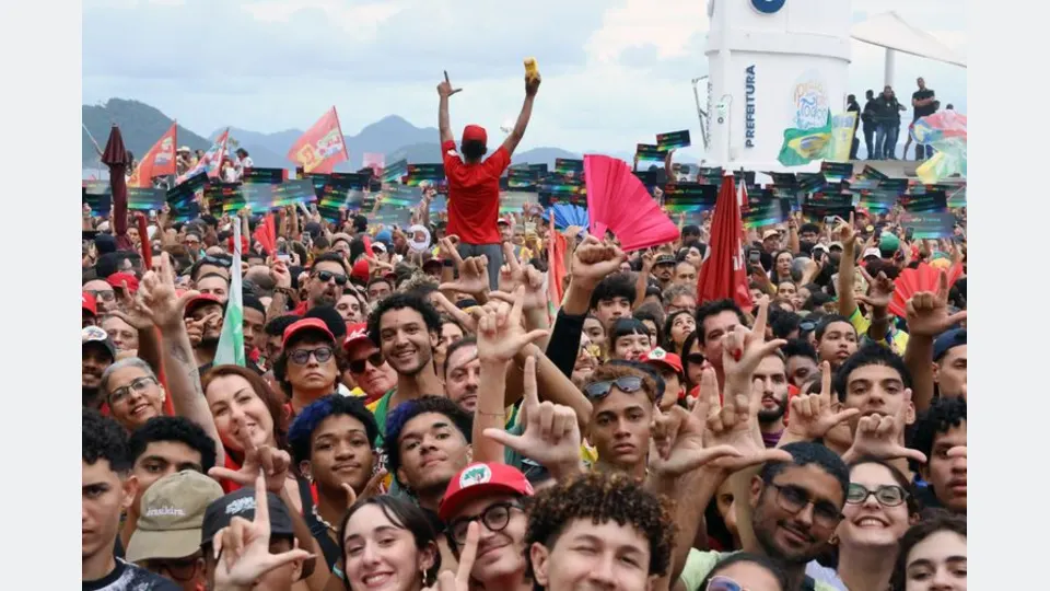 Rio de Janeiro (RJ), 18/10/2026 - Ato pela Democracia com participação de dezenas de artistas que apoiam a reeleição do presidente da República Luiz Inácio Lula da Silva, na orla de Copacabana. Foto: Rovena Rosa/Agência Brasil