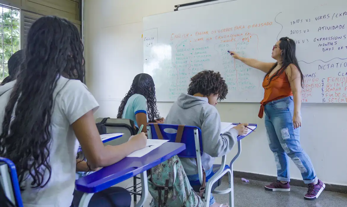 Imagem relacionada à notícia: Número de professores jovens cai 31% em dez anos, aponta pesquisa