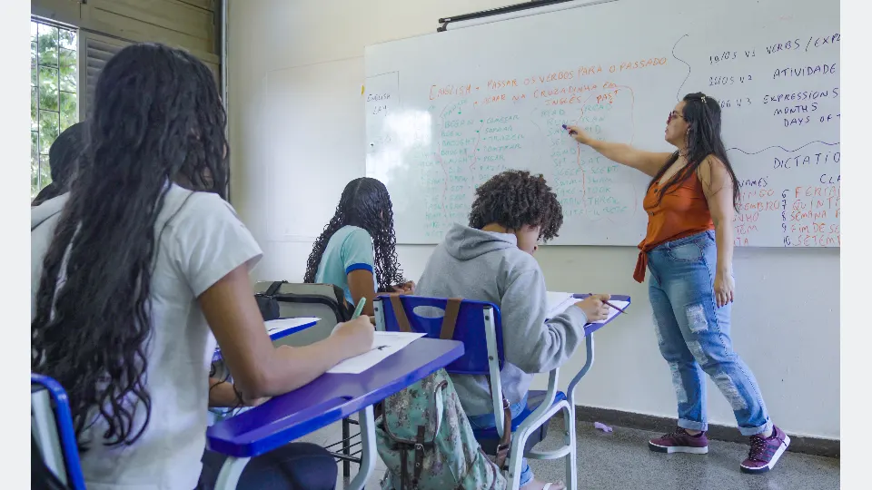Brasília (DF), 25/06/2026 – Alunos do ensino médio do CED 16, na Ceilândia, aproveitam o segundo semestre letivo para intensificar a preparação em sala de aula visando o Exame Nacional do Ensino Médio (Enem), vestibulares, Programa de Avaliação Seriada (PAS/UnB) e outros processos seletivos de ingresso no ensino superior
Foto: Rafa Neddermeyer/Agência Brasil
