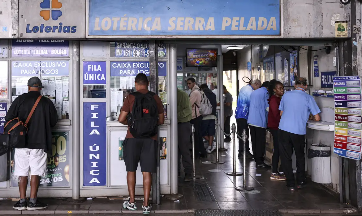 Imagem relacionada à notícia: Mega-Sena sorteia prêmio de R$ 28 milhões neste domingo