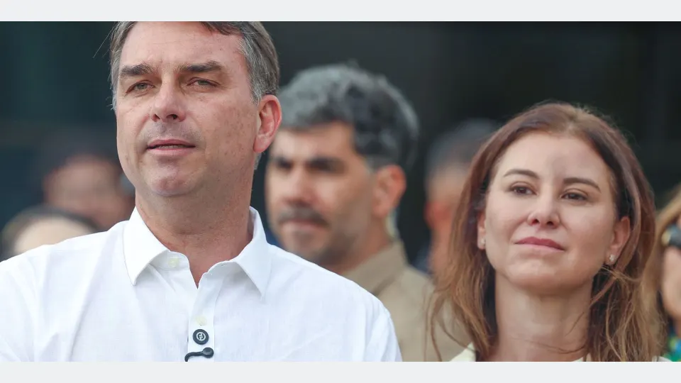 Brasília (DF), 12/10/2026 - O candidato e senador, Flávio Bolsonaro fala com jornalistas, após missa na Catedral Metropolitana de Brasília
Foto: Valter Campanato/Agência Brasil