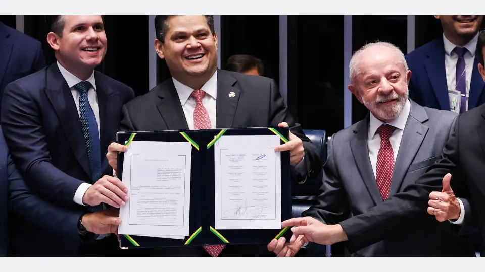 Brasília – DF – 16/10/2026 -O presidente do Senado, Davi Alcolumbre, Presidente da Câmara dos Deputados, Hugo Motta e Presidente, Luiz Inácio Lula da Silva, durante promulgação da Proposta de Emenda à Constituição (PEC 221), que acaba com a escala um dia de descanso a cada seis de trabalho no país, a escala 6x1. Lula Marques/Agência Brasil.