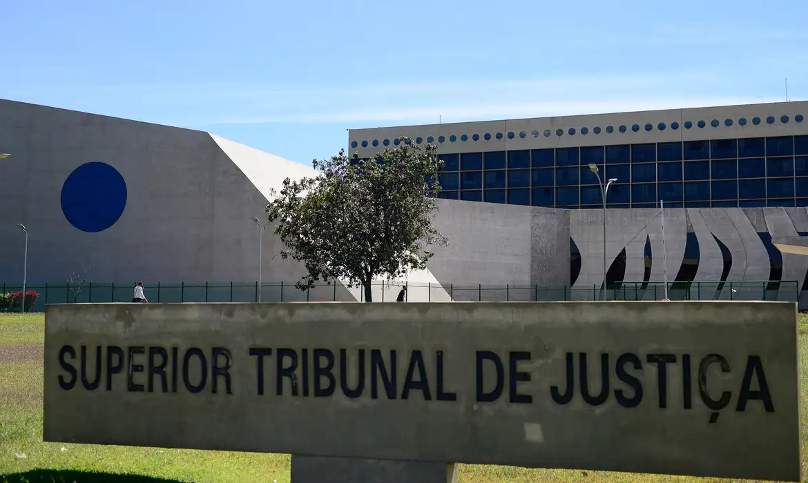 Imagem relacionada à notícia: STJ suspende processos sobre aluguel de curta temporada em condomínios