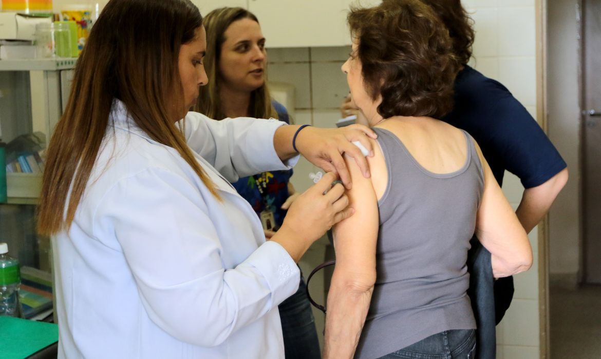 Imagem relacionada à notícia: SUS amplia cobertura da vacina Pneumo 20 para maiores de 85 anos