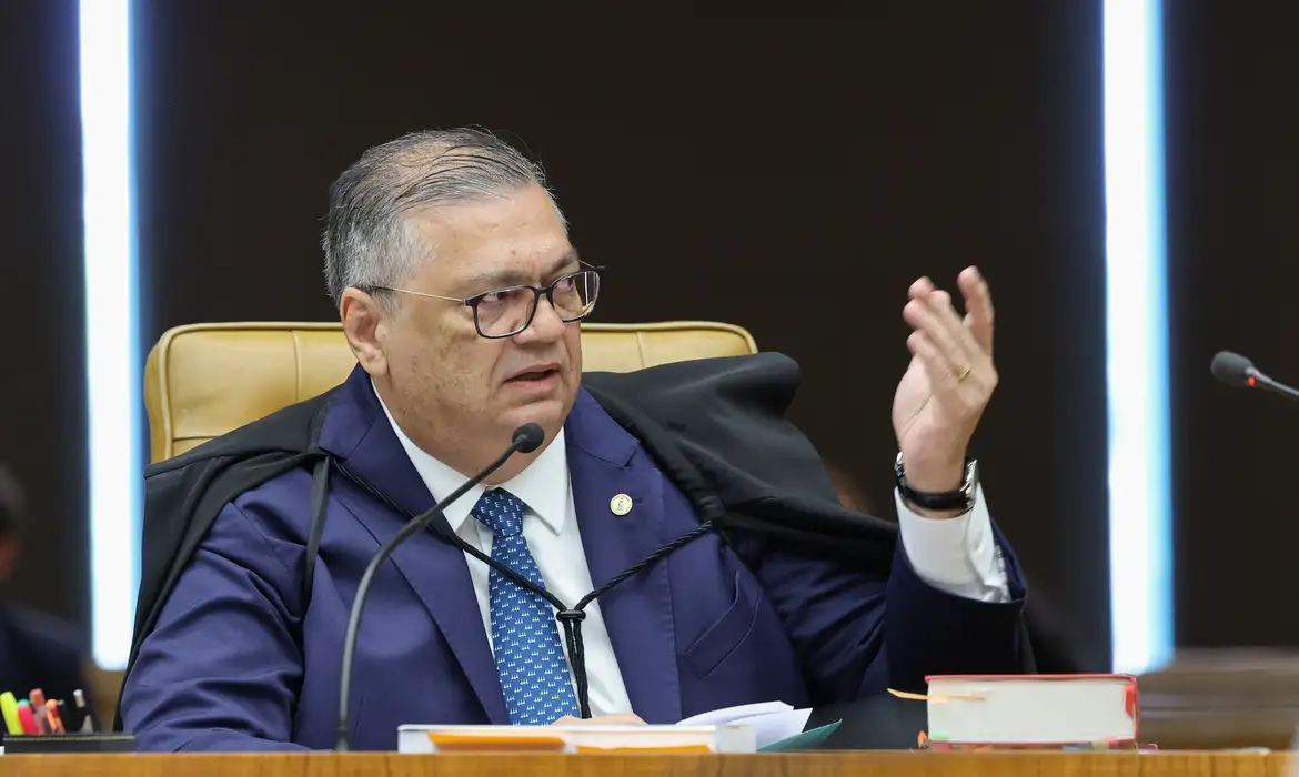 Imagem relacionada à notícia: Dino e Zanin votam para julgar Moraes e Mendonça na mesma sessão