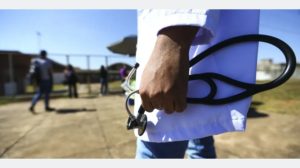 Médicos chegam ao local de prova para a segunda etapa do Exame Nacional de Revalidação de Diplomas Médicos Expedidos por Instituição de Educação Superior Estrangeira (Revalida) 2020, em Brasília.