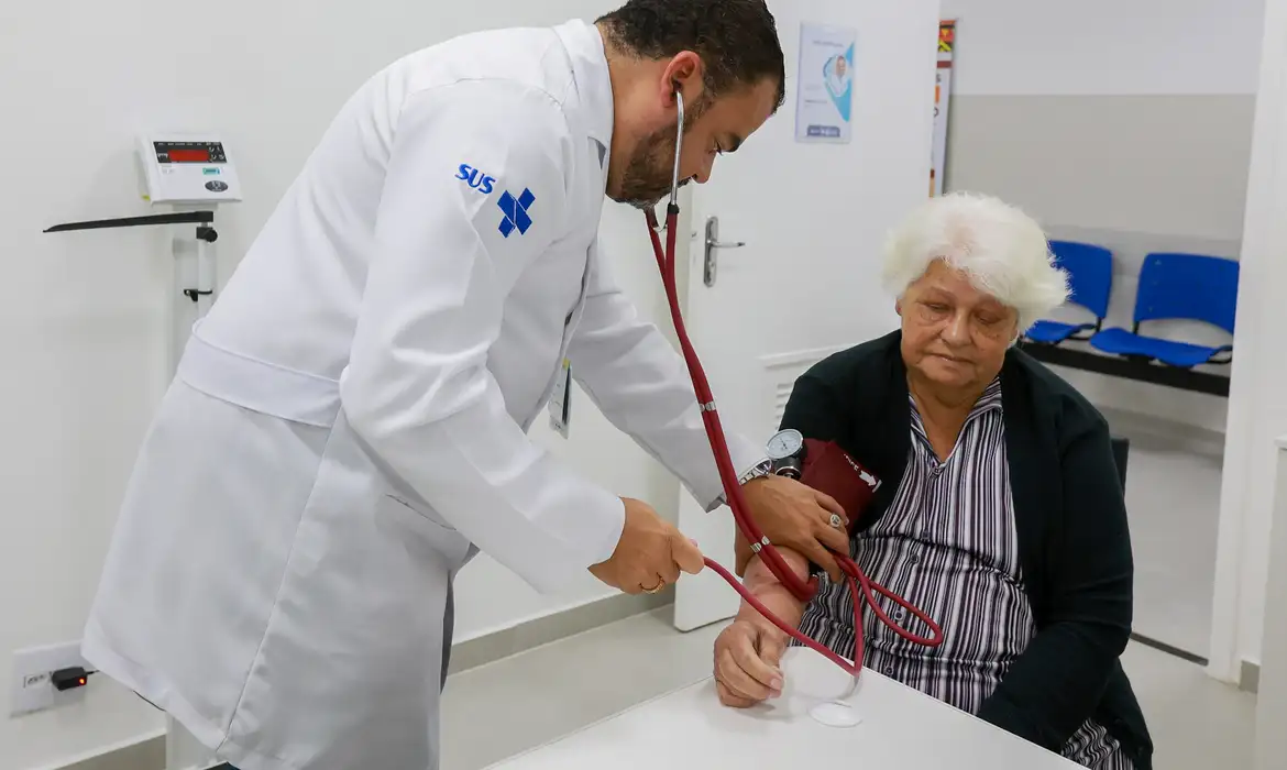 Imagem relacionada à notícia: Prova que avalia formação médica ocorre neste domingo em todo país