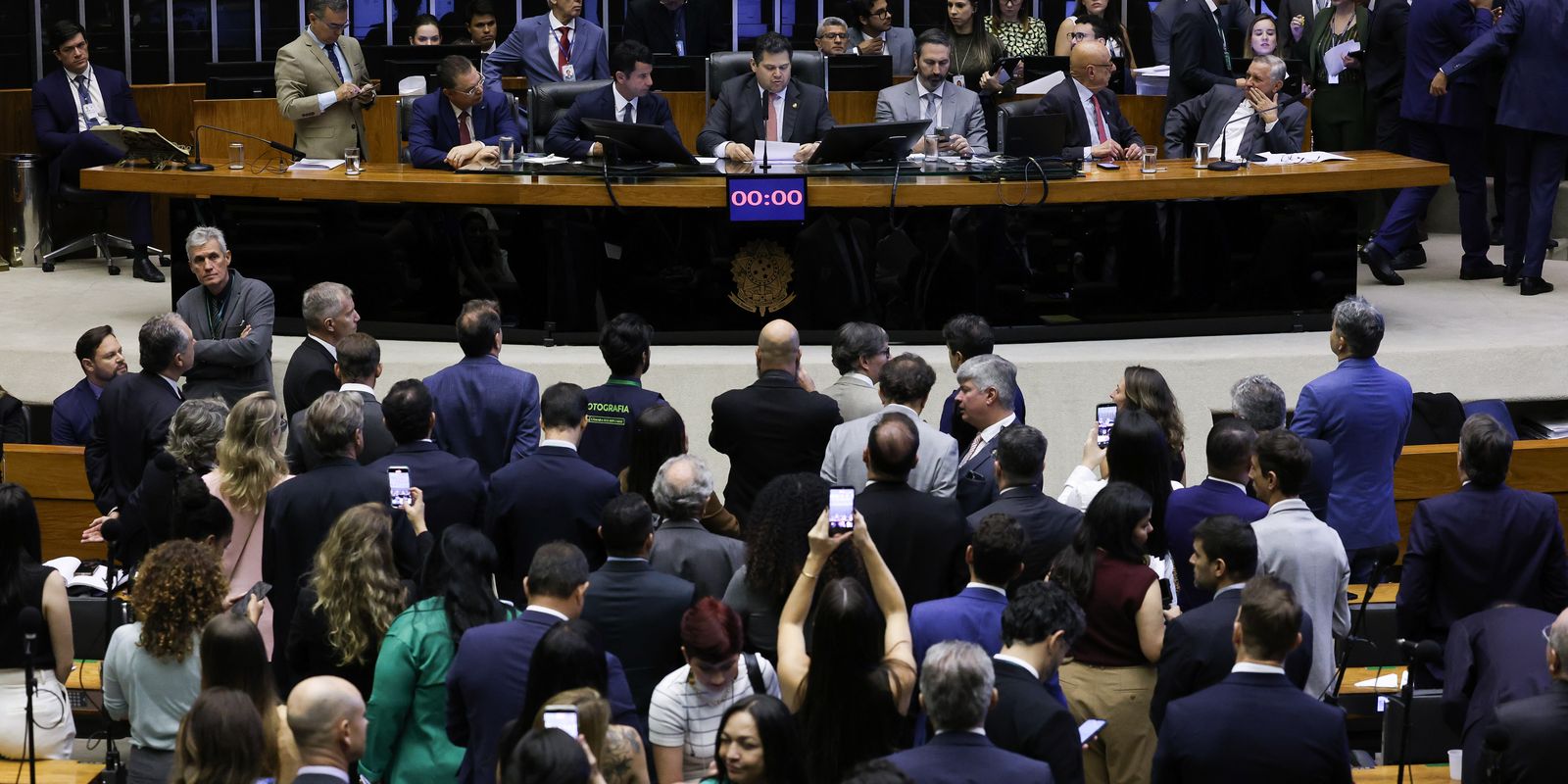 Imagem relacionada à notícia: Alcolumbre marca votação da PEC pelo fim da 6x1 para quarta-feira