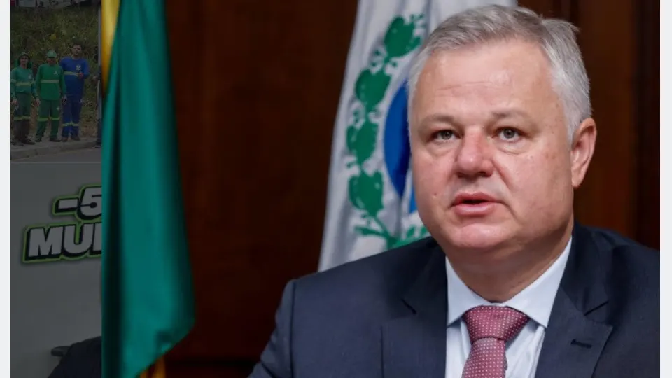 Prefeito Gustavo Botogoski durante anúncio de medidas de contenção de gastos em Araucária, incluindo redução de cargos comissionados e cancelamento de eventos.
