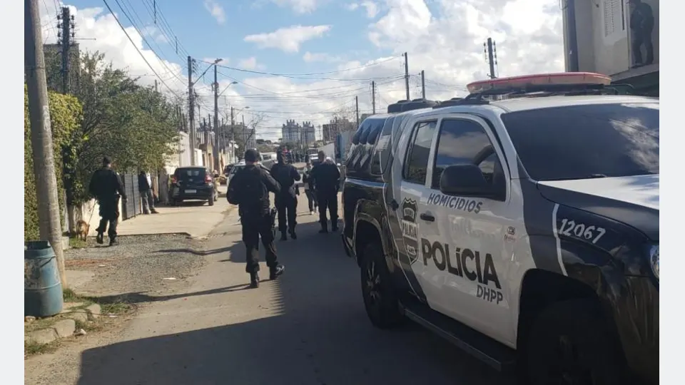 Equipes da Polícia Civil e viatura da DHPP durante operação policial no bairro Abranches, em Curitiba.