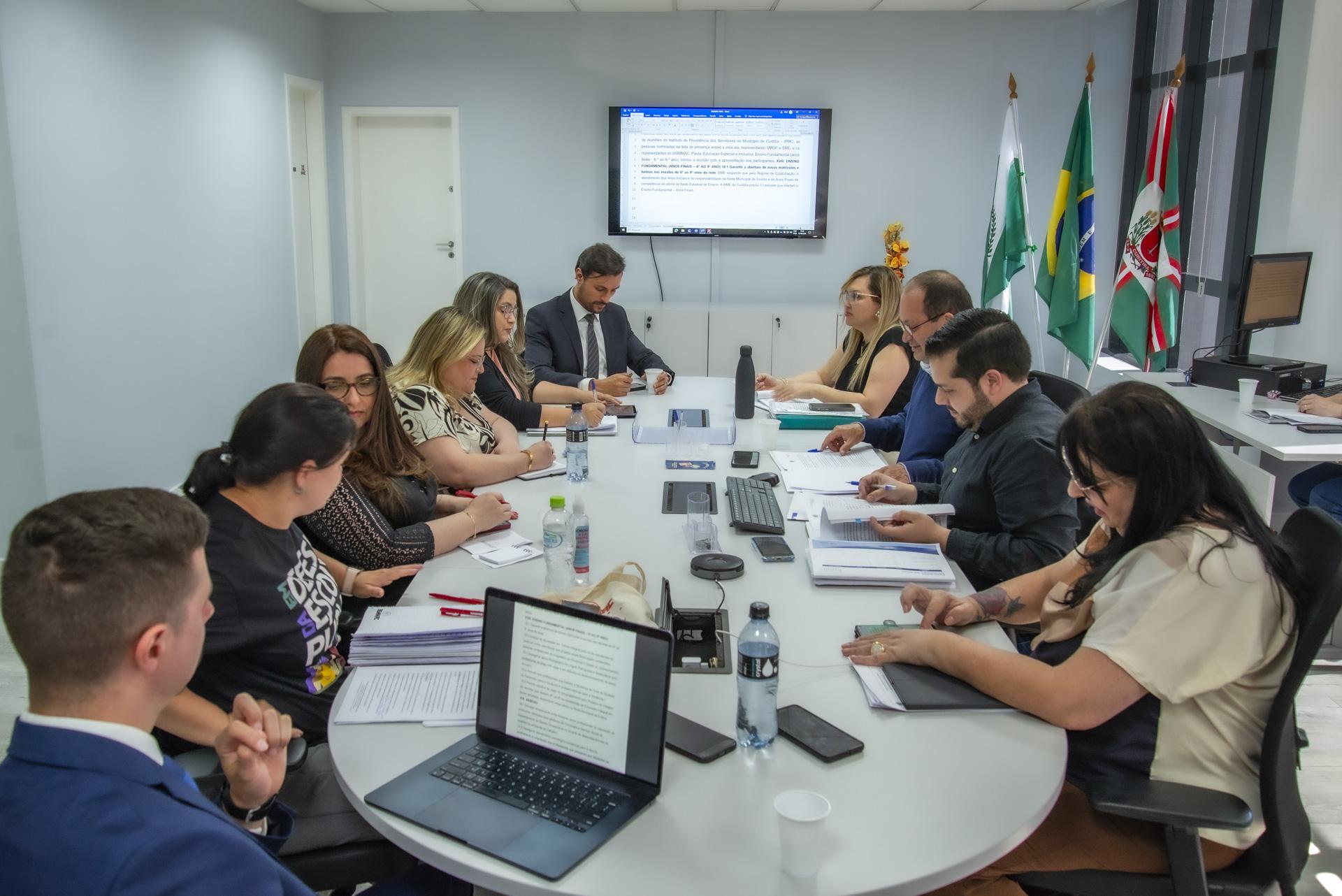 Representantes da Prefeitura de Curitiba e do sindicato dos professores reunidos para discutir a organização das turmas dos anos finais do ensino fundamental.