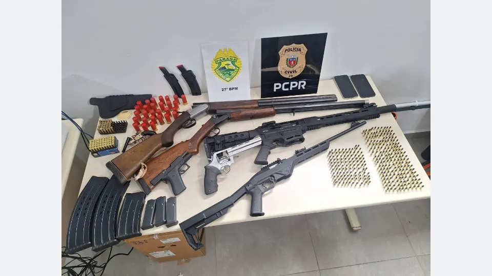 Registro da operação da Polícia Civil do Paraná em São Mateus do Sul durante investigação sobre grupo suspeito de provocar acidentes com caminhões para saquear mercadorias.
