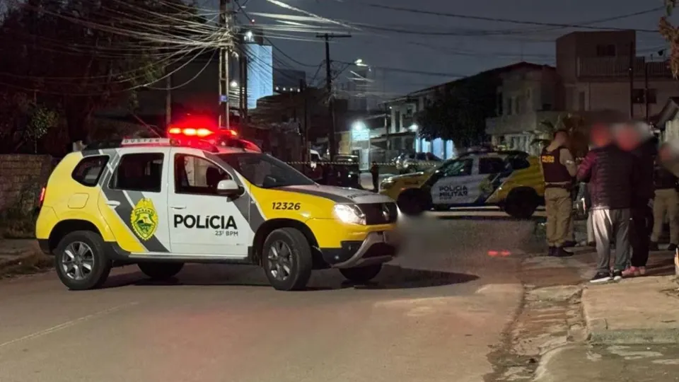 Viaturas da Polícia Militar durante atendimento de ocorrência no bairro Novo Mundo, em Curitiba.