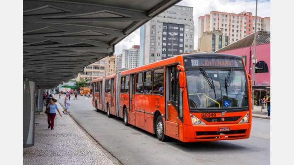 ônibus do transporte coletivo urbano para notícia sobre alterações nos horários de seis linhas de Curitiba.