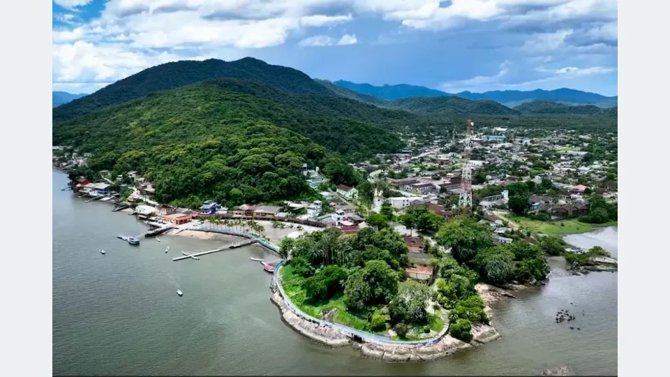 Fotografia de Guaraqueçaba, no Litoral do Paraná, município que registrou acumulado superior a 250 milímetros de chuva em 24 de outubro de 2026.