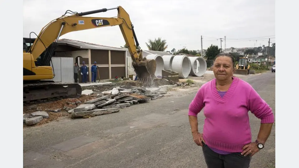 Rua em obras na Regional Boqueirão, em Curitiba, durante intervenções de infraestrutura em outubro de 2026.