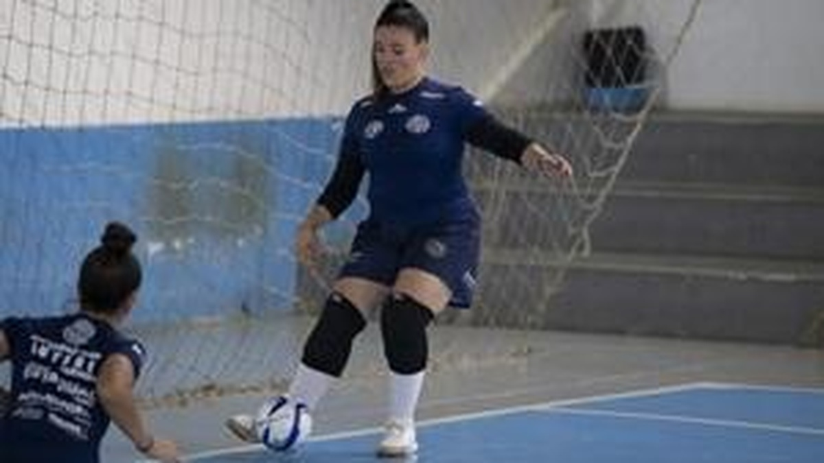 Goleira Nayara treina com bola no Ginásio Célia Ceccon antes do confronto do Colombo/CEP com o Stein Cascavel.