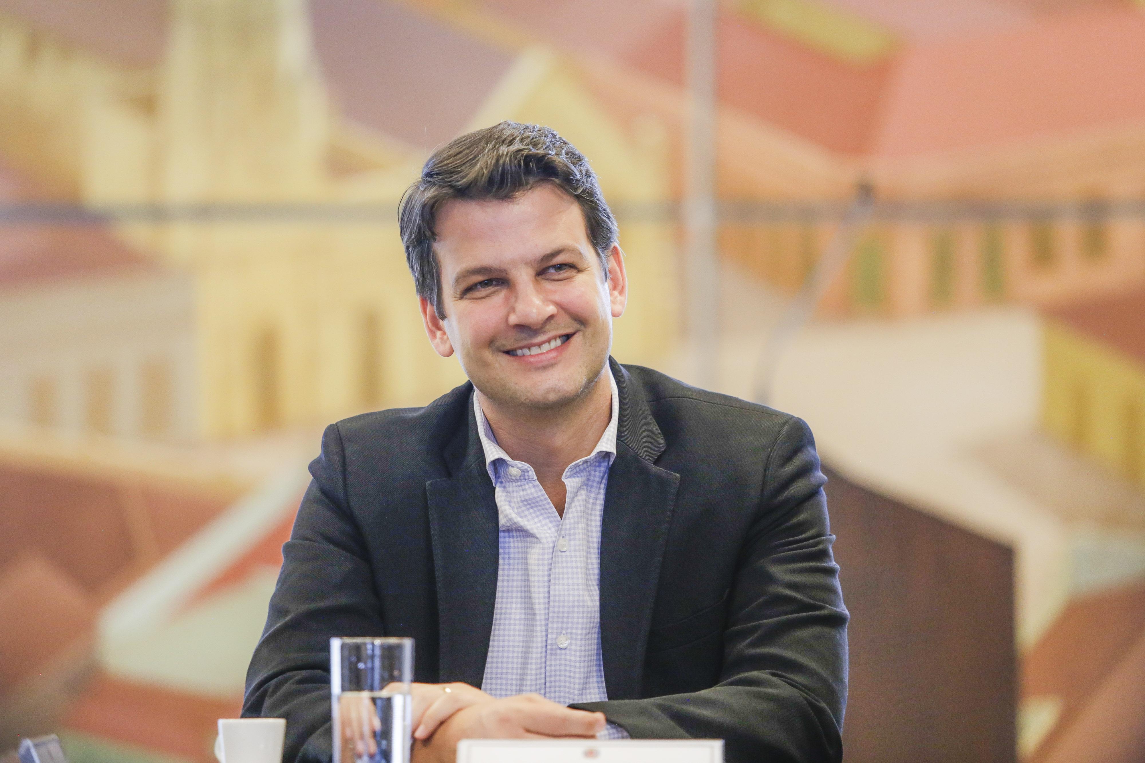 Prefeito Eduardo Pimentel, de Curitiba, anuncia proposta de reajuste de 4,58% para servidores municipais e recursos para pagamento de licenças-prêmio.