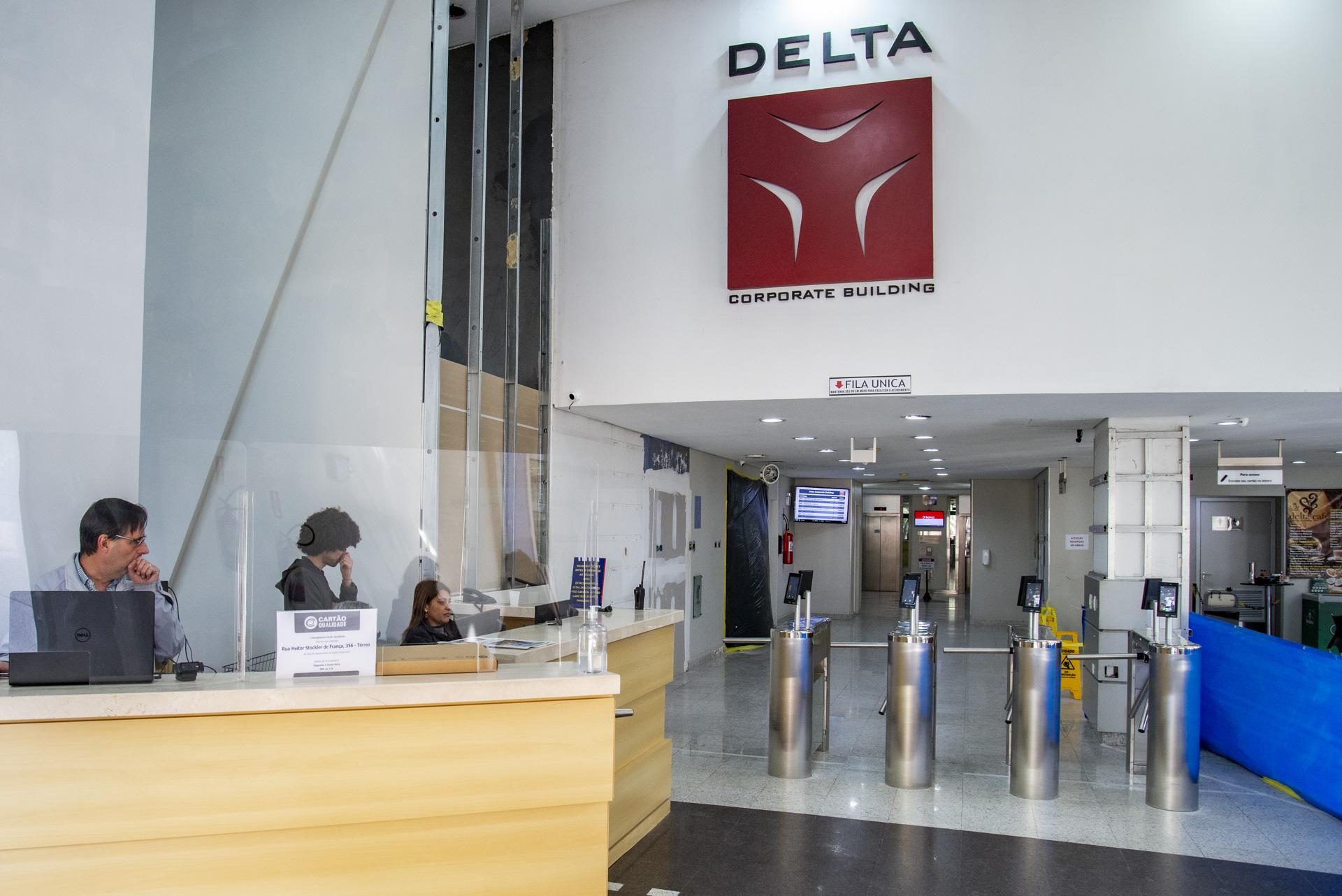 Entrada e recepção interna do Edifício Delta, em Curitiba, prédio onde funciona a Secretaria Municipal de Gestão de Pessoal.