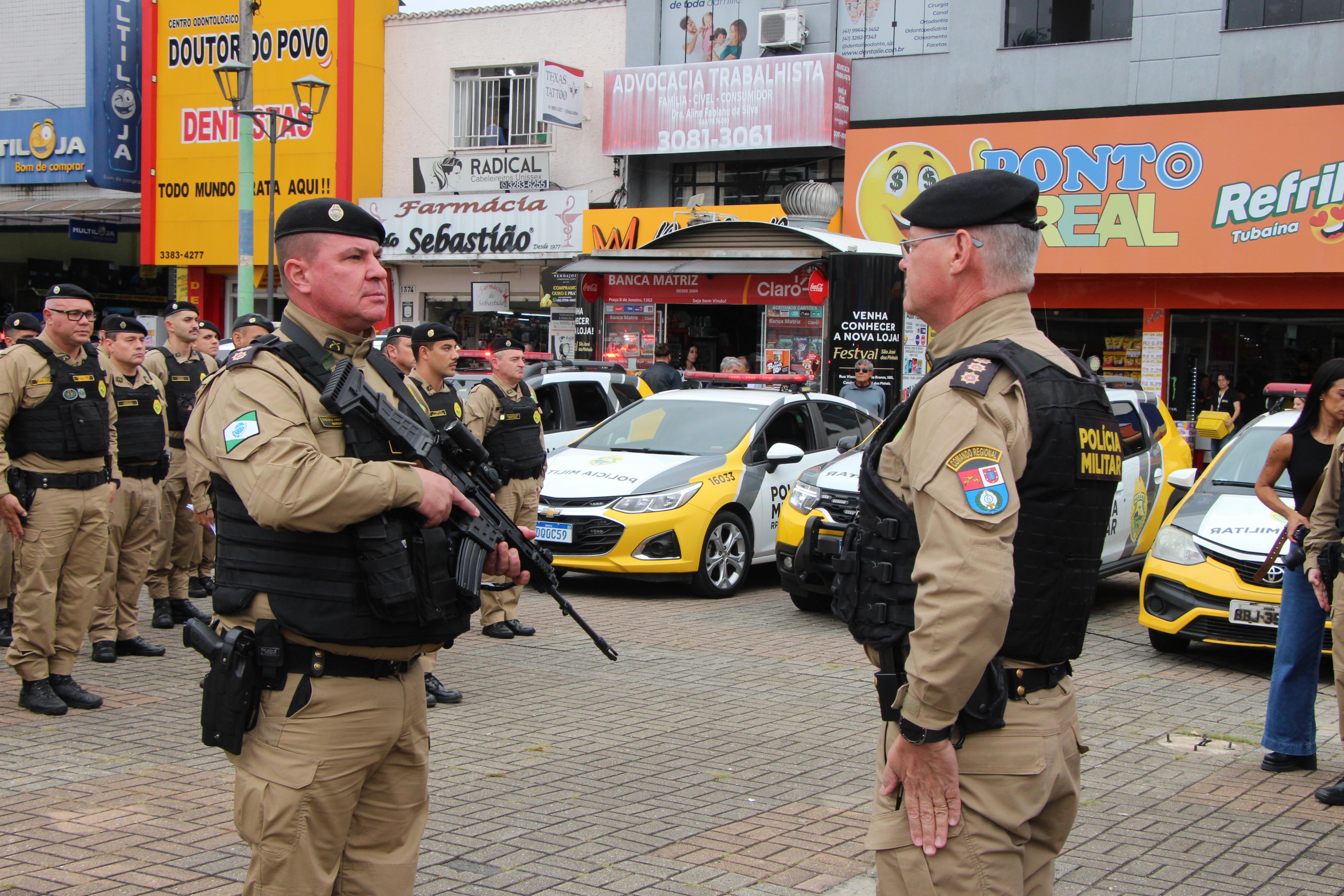 Giroflex de viatura policial e agentes da Polícia Militar durante a Operação Omnis no Centro Cívico de Curitiba.