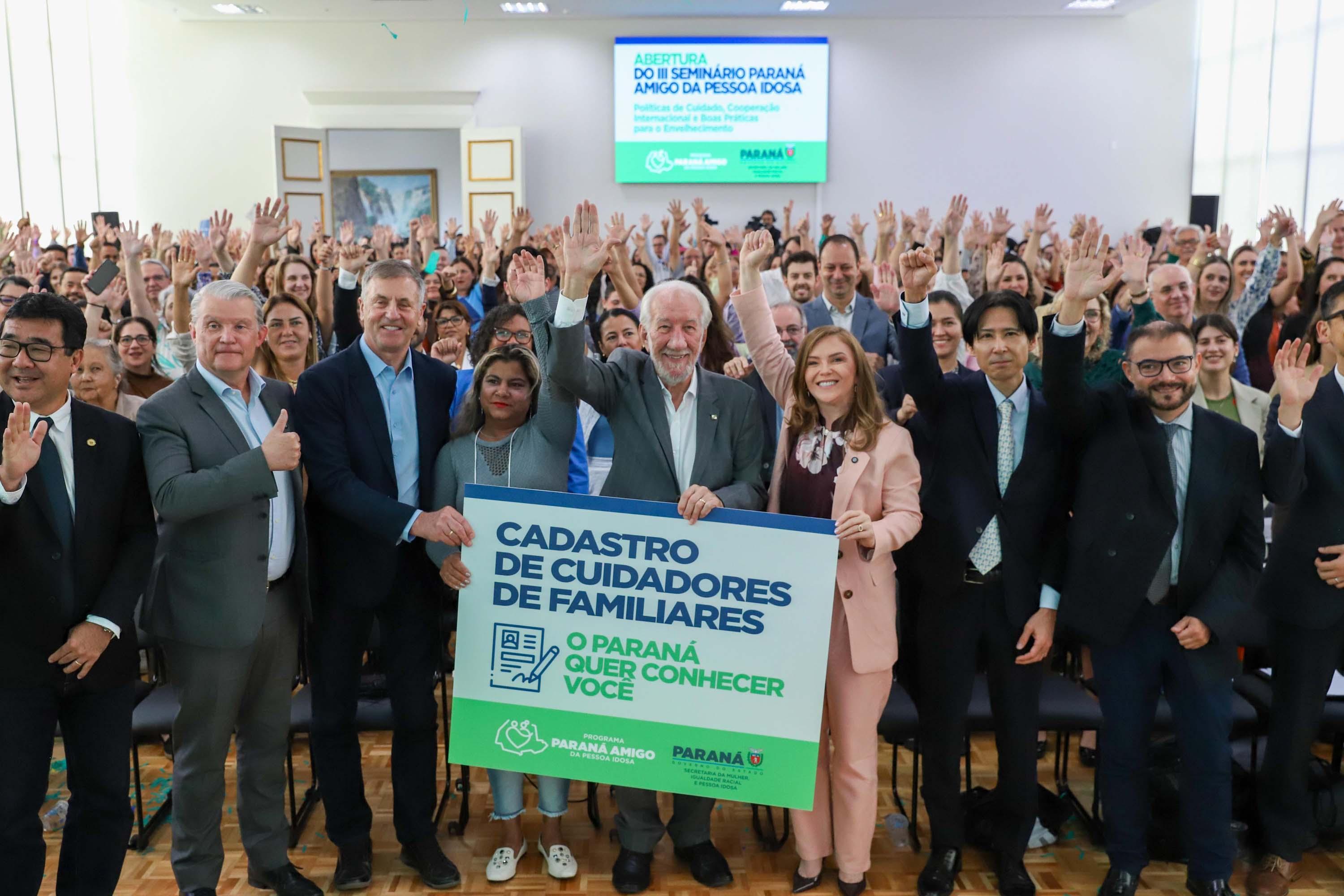 Fotografia oficial de divulgação do Cadastro de Cuidadores Familiares do Paraná, programa que reúne informações sobre pessoas responsáveis pelo cuidado de familiares idosos.