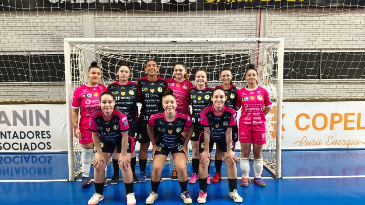 Jogadoras do Colombo/CEP posam em frente ao gol no Ginásio da Neva, em Cascavel.