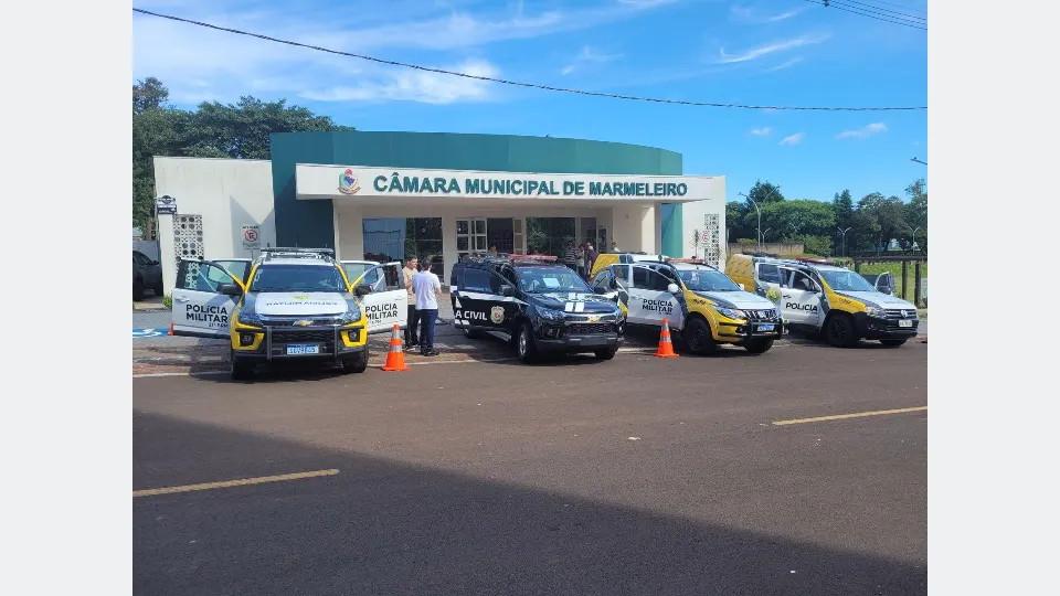 Policiais civis e militares do Paraná próximos a viaturas durante operação policial relacionada à ocorrência em Marmeleiro.