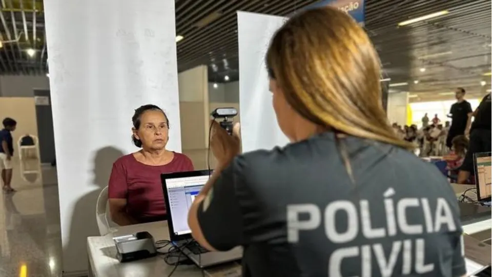 Imagem de arquivo de atendimento para emissão da Carteira de Identidade Nacional no Paraná.