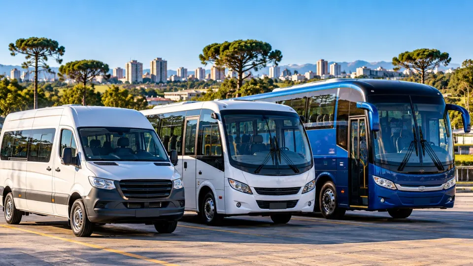 Ilustração de van, micro-ônibus e ônibus estacionados, representando os veículos de transporte por fretamento.