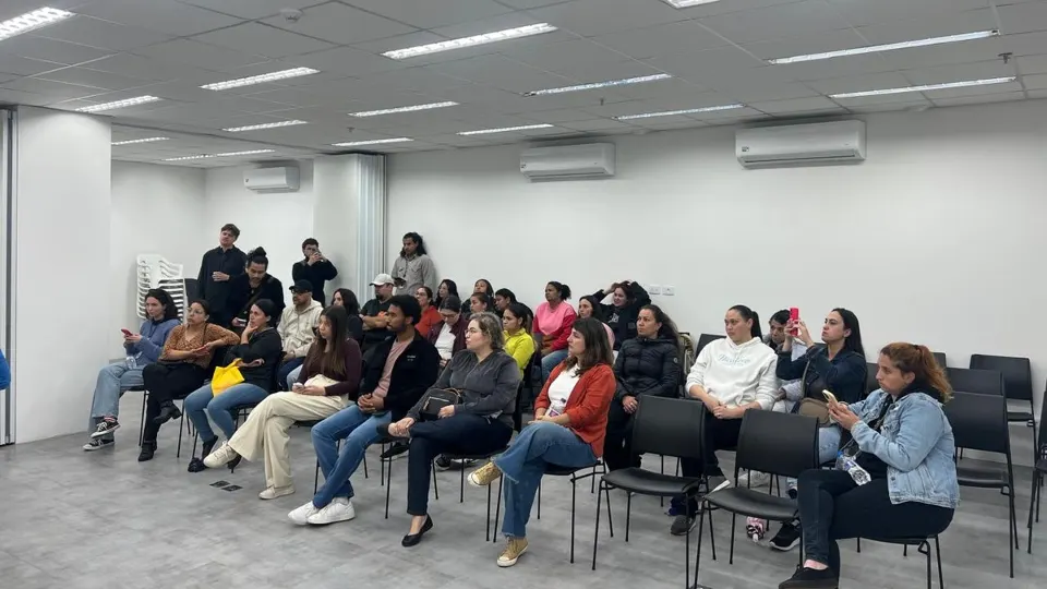 Participantes acompanham reunião sobre mudanças nas turmas do Ensino Fundamental nas escolas municipais de Curitiba, na CIC.