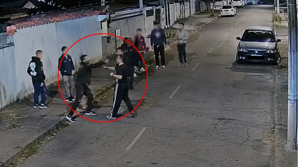 Imagem ilustrativa de uma ocorrência em via pública relacionada a caso de homicídio investigado no Alto Boqueirão, em Curitiba.