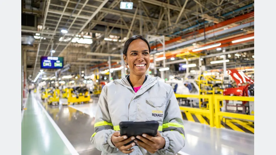 Trabalhador em linha de produção industrial no Paraná.