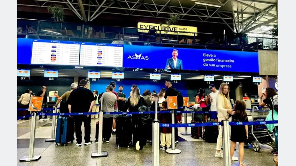 Passageiros aguardam atendimento nos balcões de check-in do Aeroporto Internacional Afonso Pena, em São José dos Pinhais.