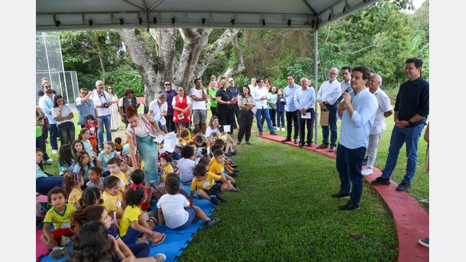 Registro da entrega da Praça Semen Uniga, no Santa Cândida, em Curitiba, após revitalização de R$ 450 mil que incluiu quadra de futebol, parquinho e pista de caminhada.