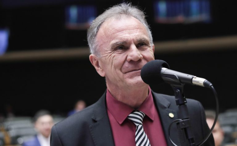 Deputado federal Toninho Wandscheer falando ao microfone durante atividade na Câmara dos Deputados.