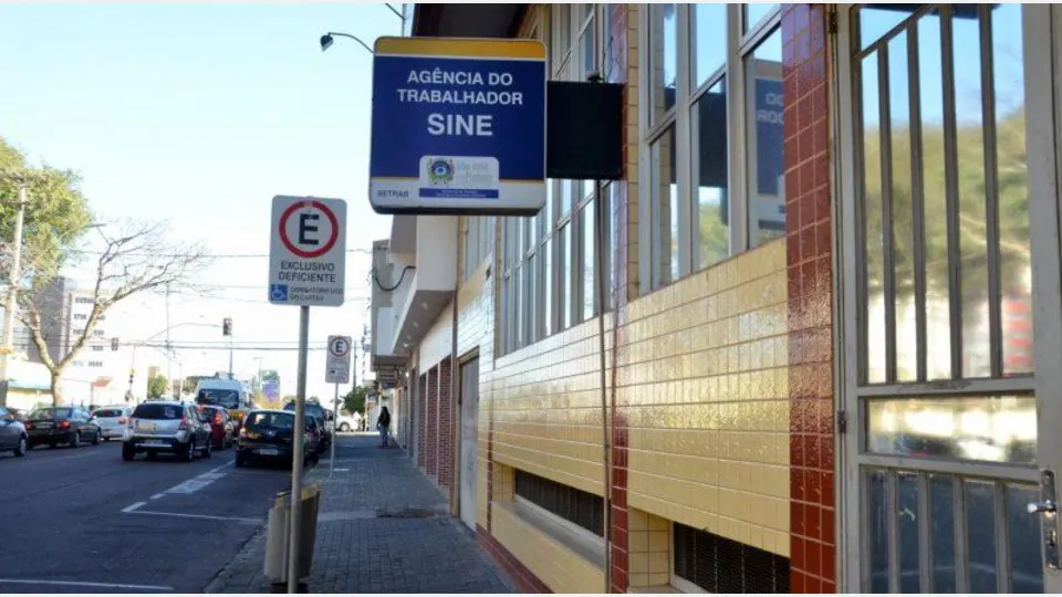 Imagem de divulgação da Agência do Trabalhador de São José dos Pinhais para notícia sobre 800 vagas de emprego anunciadas em 26 de outubro de 2026.