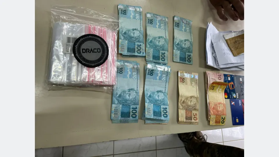 Registro oficial da operação da Polícia Civil contra suspeitas de receptação de cabos furtados, tráfico de drogas e lavagem de dinheiro na Grande Curitiba.