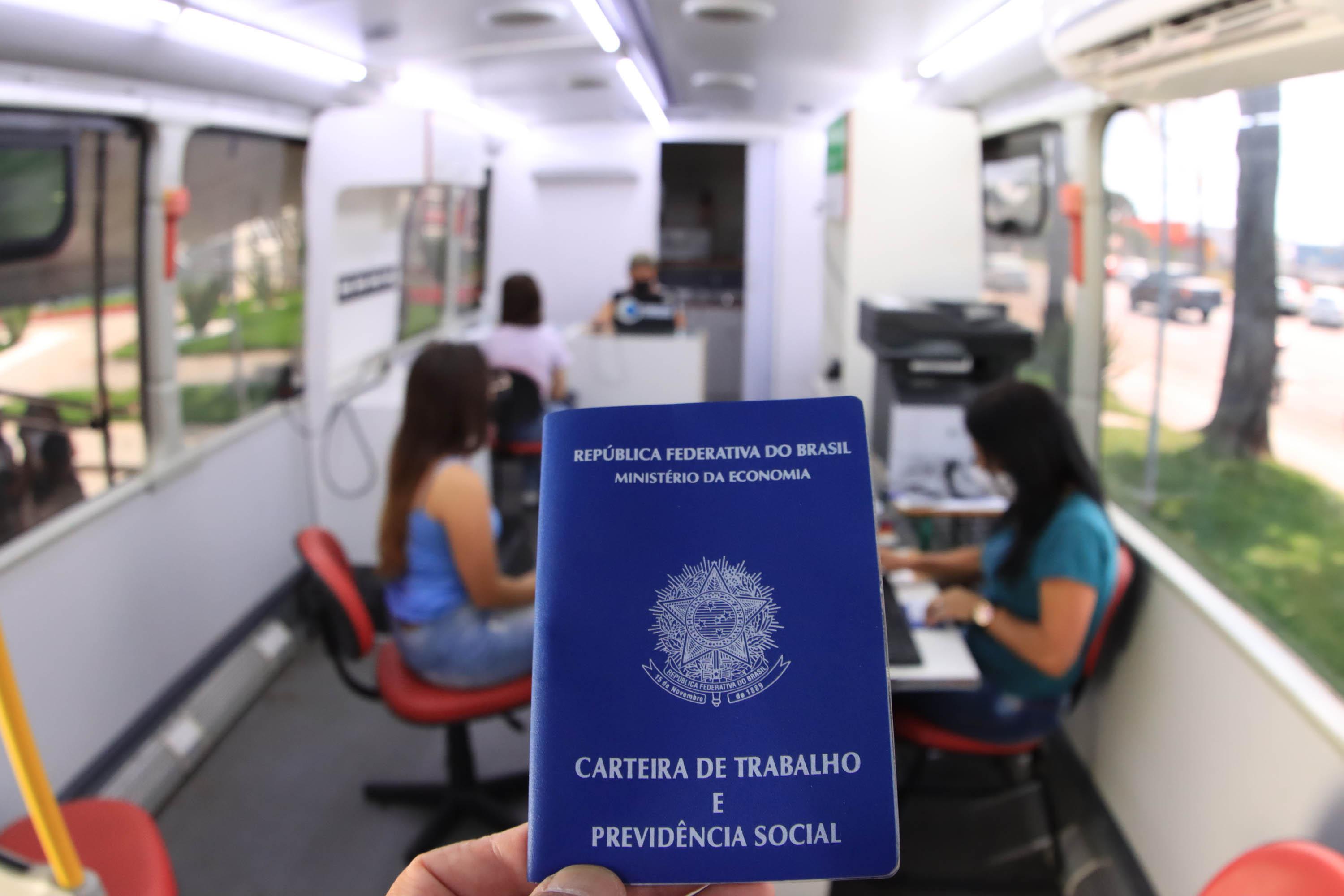 Fachada da Agência do Trabalhador de São José dos Pinhais, com pessoas aguardando atendimento na entrada do prédio, na Avenida Rui Barbosa.