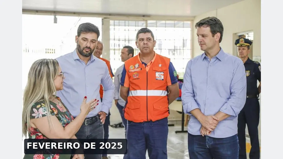 Representantes municipais e da Defesa Civil durante vistoria na Escola Dario Vellozo, na Cidade Industrial de Curitiba.