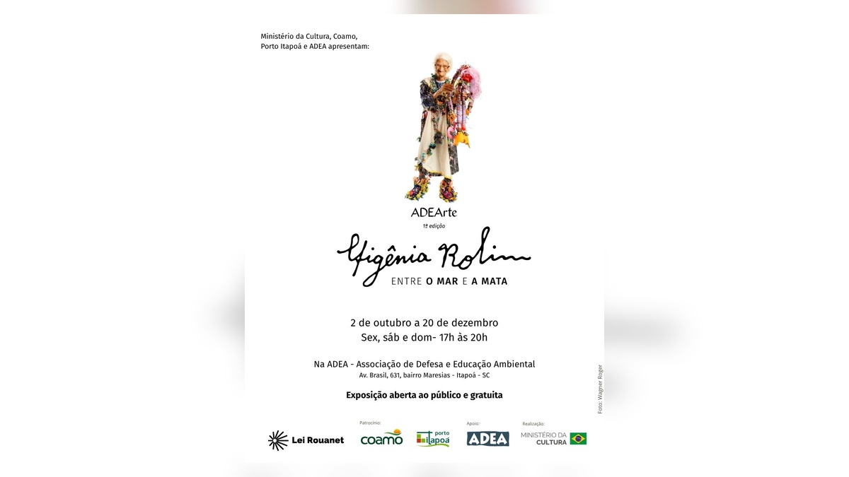Efigênia Rolim em cartaz da exposição Entre o Mar e a Mata, em Itapoá.