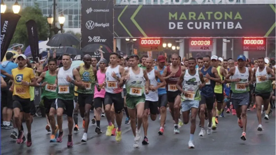 Corredores participam de edição anterior da Maratona de Curitiba, com largada no Centro Cívico.