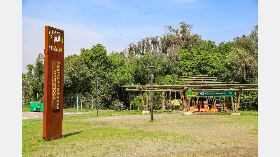 Entrada do Zoológico Municipal de Curitiba, que reabre para visitação durante o feriadão de setembro.
