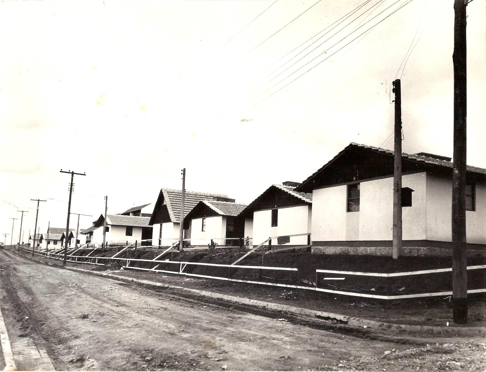 Fotografias da Vila Nossa Senhora da Luz, na Cidade Industrial de Curitiba, mostrando o conjunto habitacional pioneiro da Cohab e suas transformações ao longo de seis décadas.