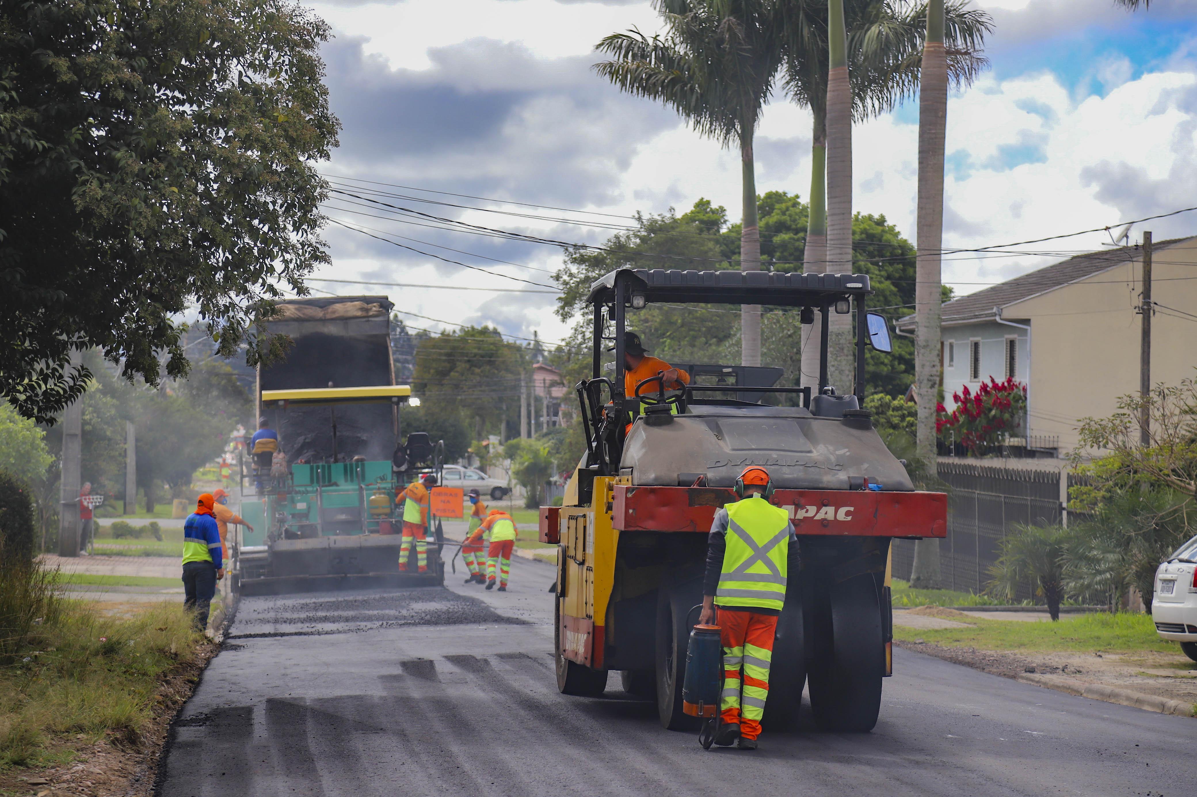 Fotografia de arquivo utilizada pela Prefeitura para divulgar obras de recuperação de pavimento na Rua Osiris del Corso, no Cajuru.