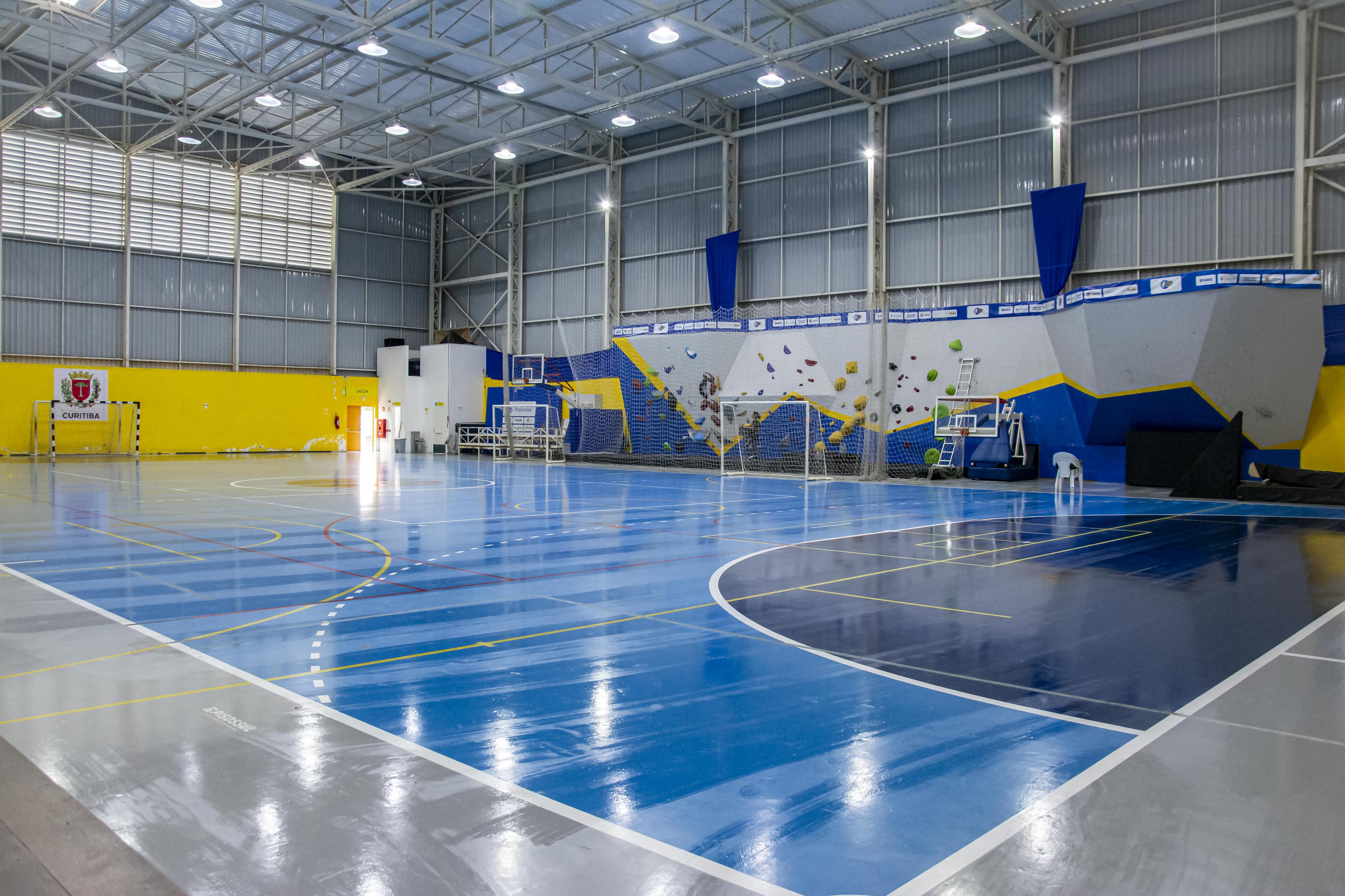 Ginásio do Centro de Iniciação ao Esporte Nelson Comel, no Cajuru, local dos jogos de basquete amador em Curitiba.
