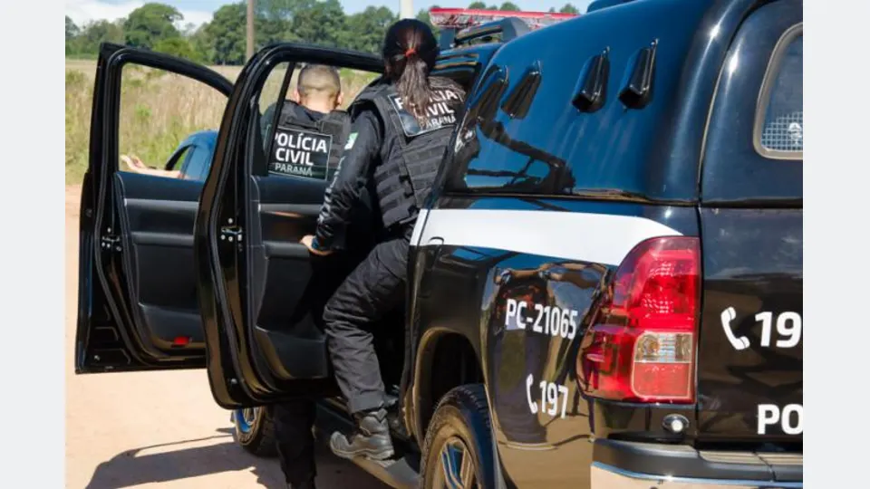 Drogas, arma e munições apreendidas pela Polícia Civil em operação no bairro Abranches, em Curitiba.