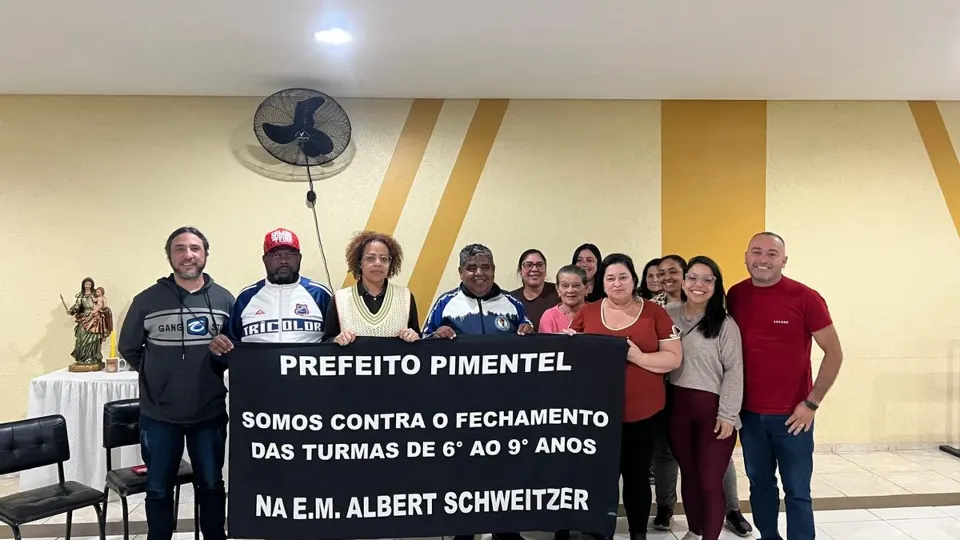Registro exclusivo do Notícias de Curitiba mostra manifestação de pais contra o possível encerramento das turmas do 6º ao 9º ano na rede municipal.
