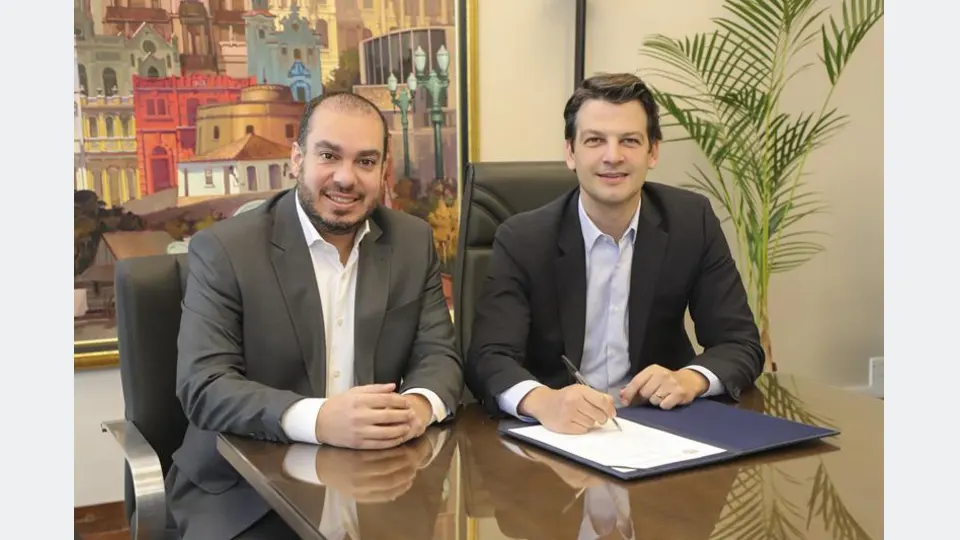 Eduardo Pimentel e Paulo Martins durante transmissão do cargo de prefeito de Curitiba em outubro de 2026.
