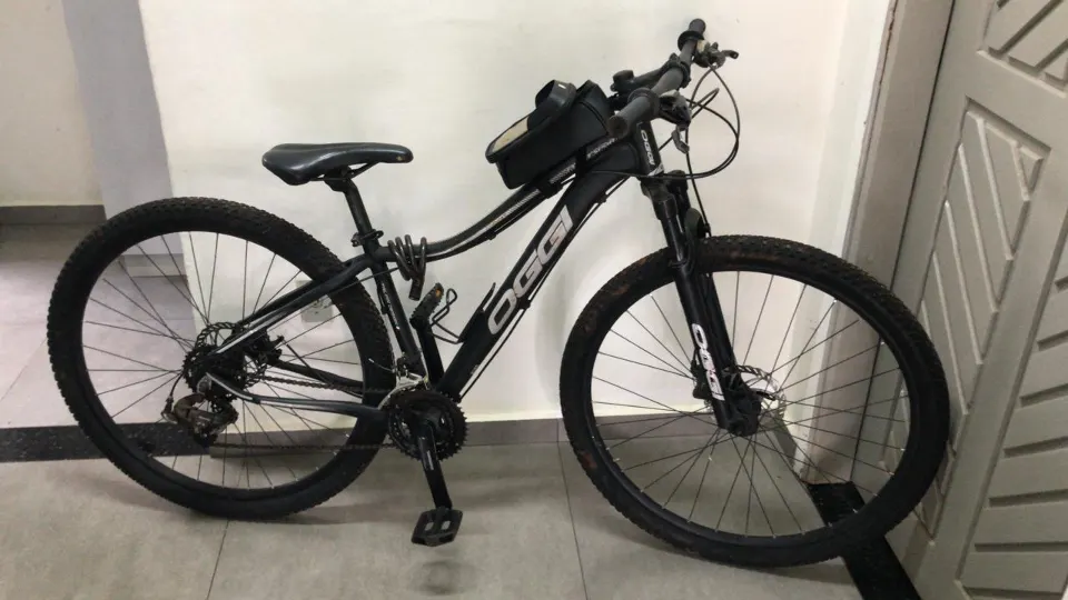 Bicicleta preta fotografada em ambiente interno, apresentada pela Polícia Civil do Paraná em investigação sobre furtos no Oeste do estado.