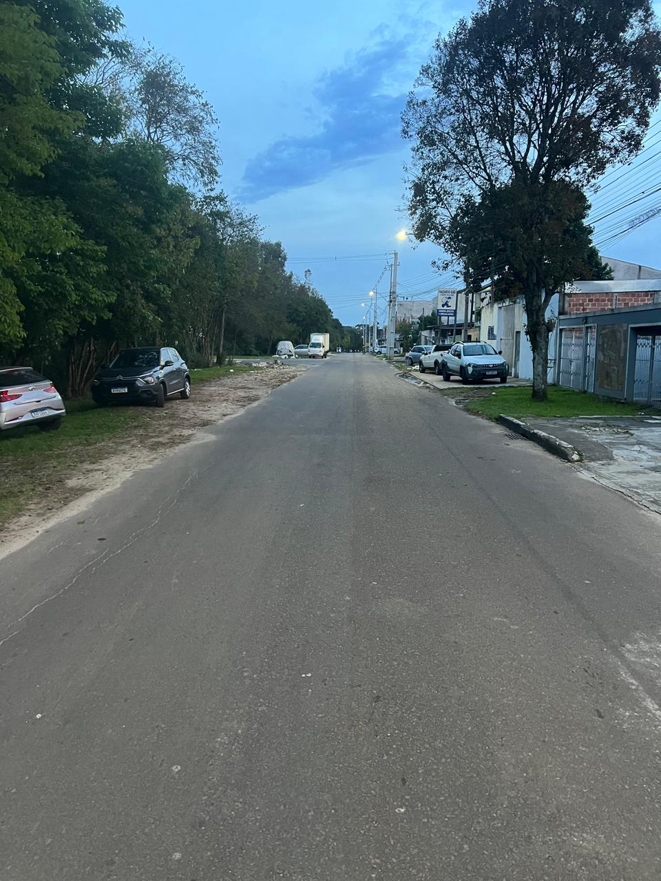 Trecho da Rua Orestes Thá, na CIC, em Curitiba, onde moradores pedem mais sinalização e medidas para reduzir a velocidade dos veículos.